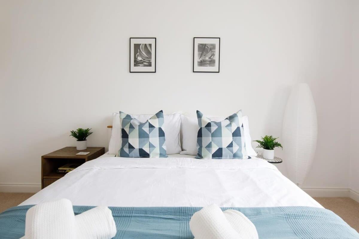 Modern & Stylish Seaside Family Home 奇切斯特 外观 照片