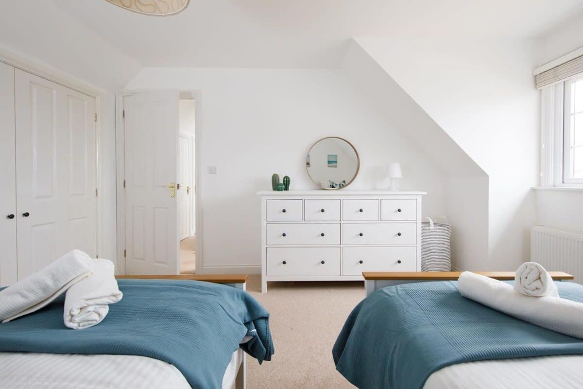 Modern & Stylish Seaside Family Home 奇切斯特 外观 照片