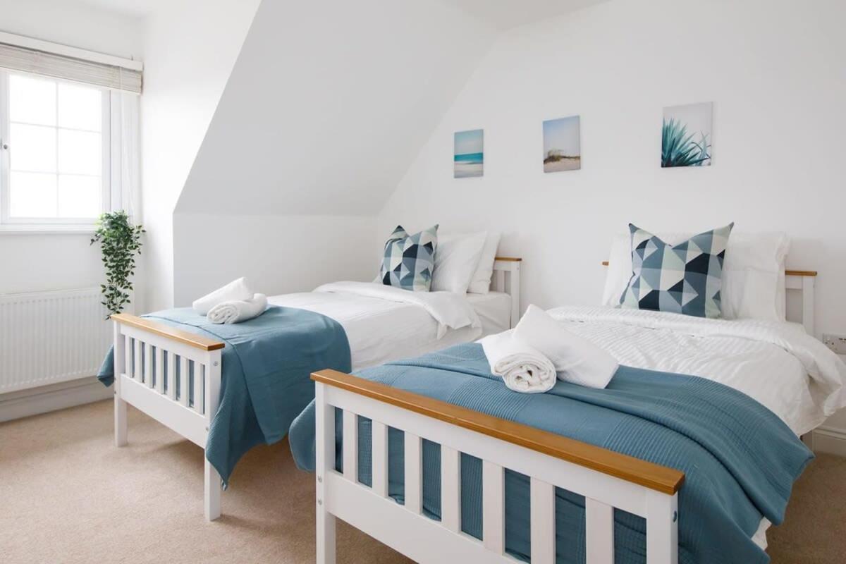 Modern & Stylish Seaside Family Home 奇切斯特 外观 照片